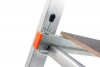 <p>Le plancher est réalisé en Eurodeck et est soutenu par une structure en aluminium soudé. Les extrémités du cadre sont profilées et s'adaptent parfaitement à l'échelon.</p>